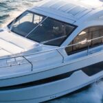 Sessa Marine C42, witte motorboot varend op zee