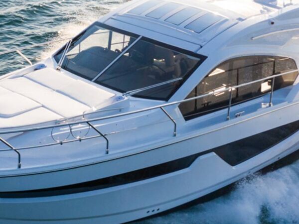 Sessa Marine C42, witte motorboot varend op zee