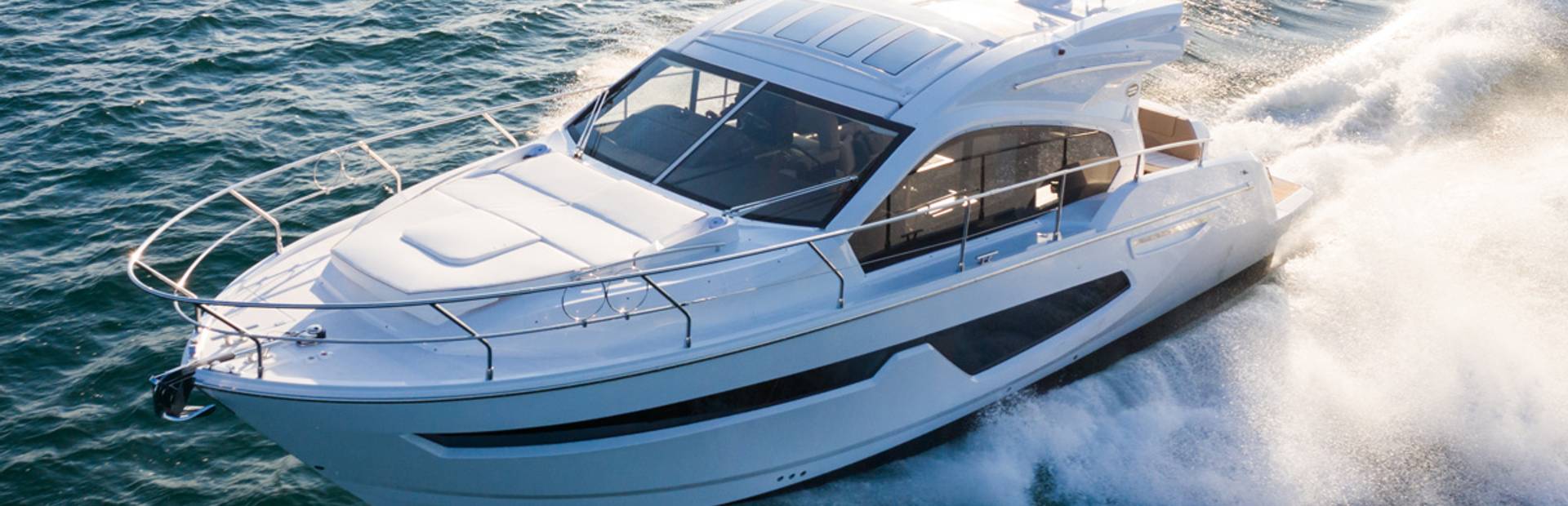 Sessa Marine C42, witte motorboot varend op zee