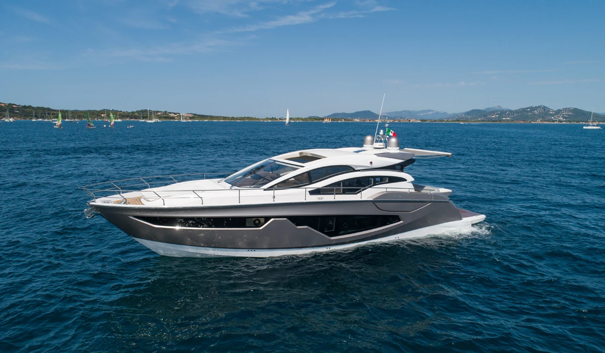 Sessa Marine C54, jacht varend op zee