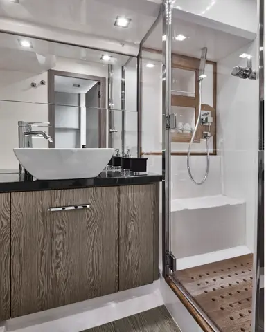 Sessa Marine C54, badkamer met wastafel en douche