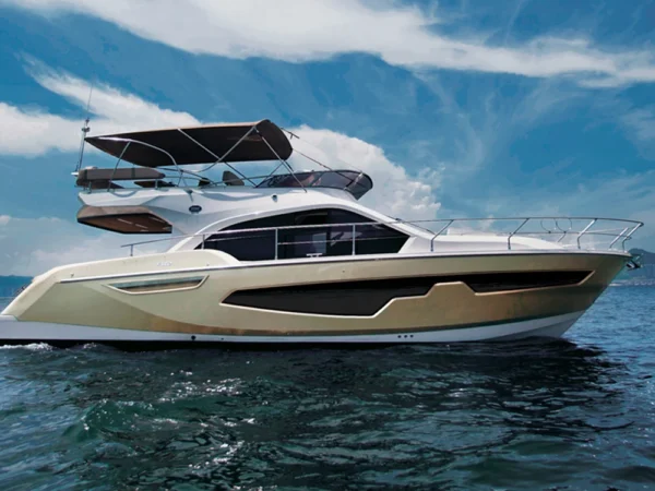 Sessa Marine Fly42, jacht varend op zee