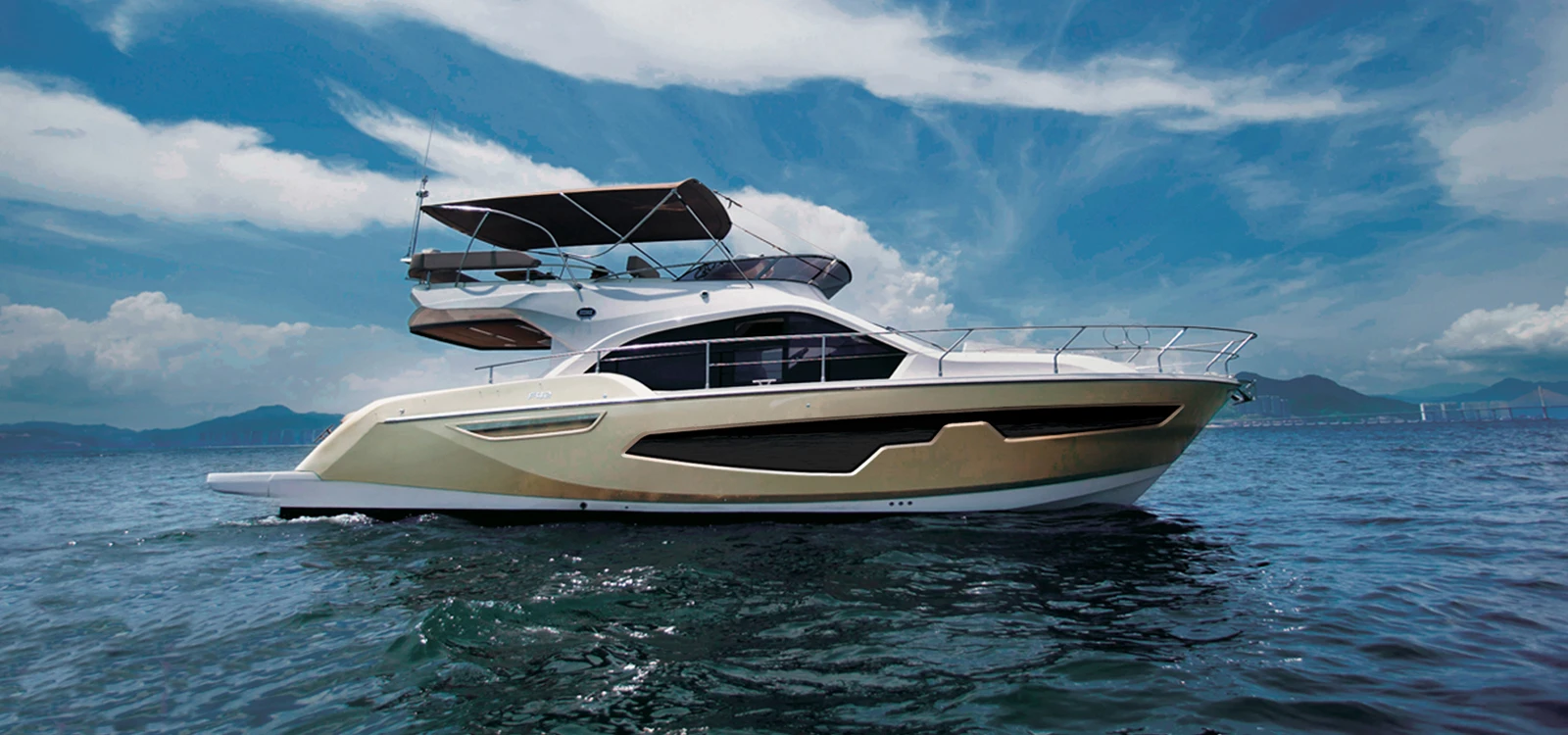Sessa Marine Fly42, jacht varend op zee