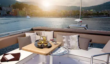 Sessa Marine Fly42, zitbank met tafel dek