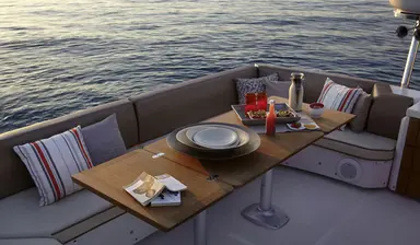 Sessa Marine Fly54, eettafel op boot dek