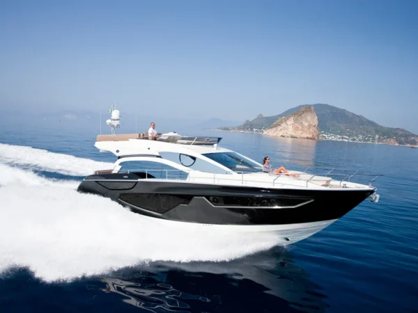 Sessa Marine Fly54, witte boot vaart op zee