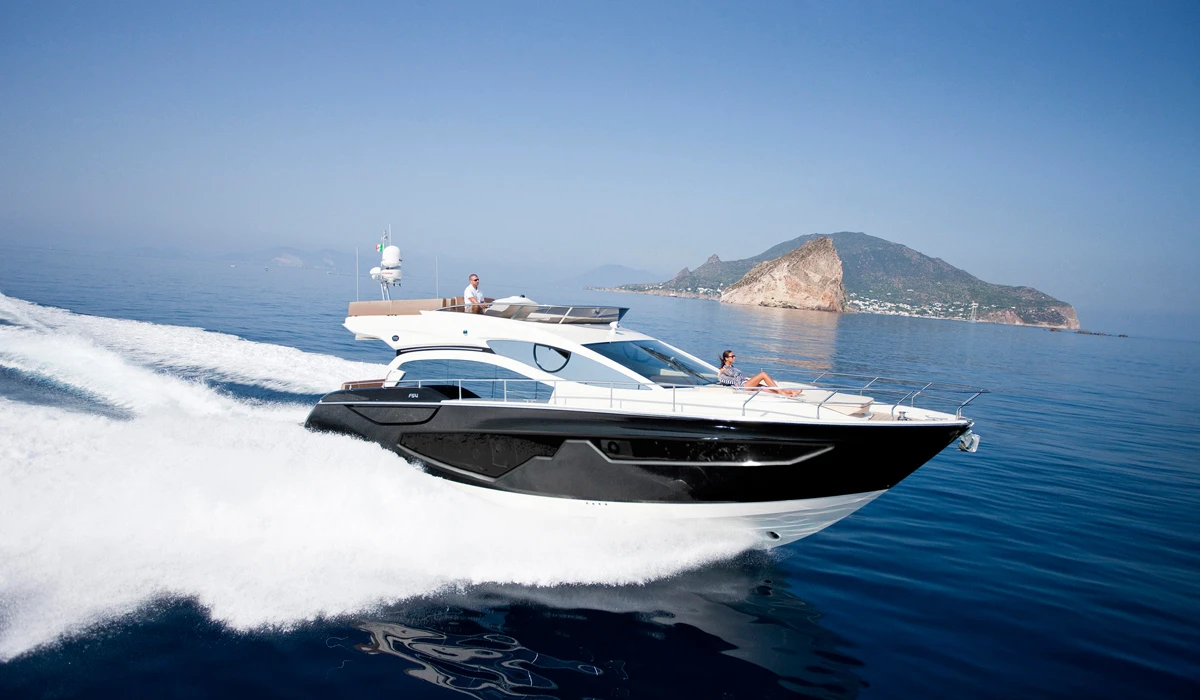 Sessa Marine Fly54, witte boot vaart op zee
