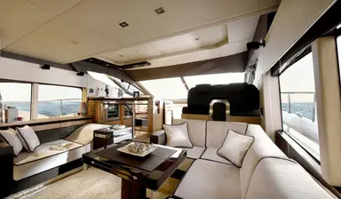 Sessa Marine Fly54, salon met witte zitbanken