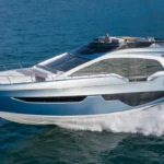 Sessa Marine Fly68 Gullwing, boot varend op zee