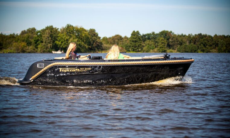 Topcraft 565 Tender, boot varend op meer