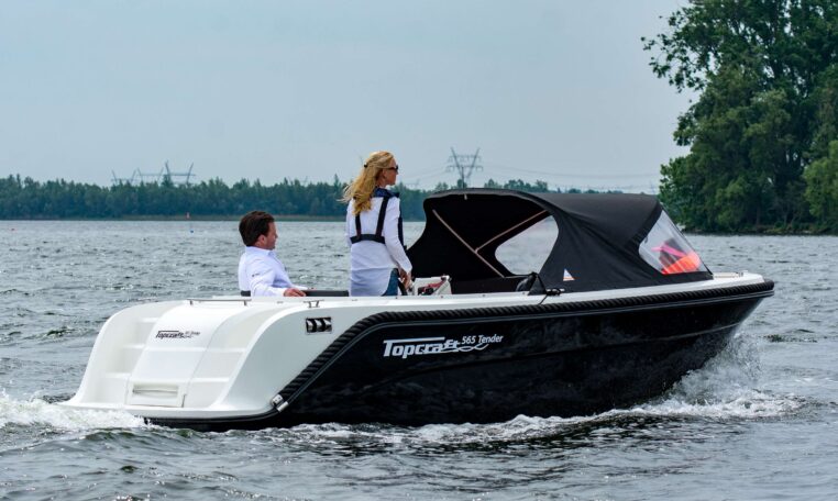 Topcraft 565 Tender, boot varend op water met mensen