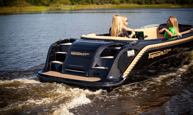 Topcraft 565 Tender, boot varend op water met passagiers