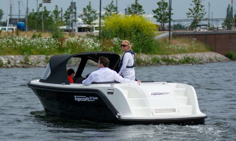 Topcraft 565 Tender, boot varend op water met passagiers