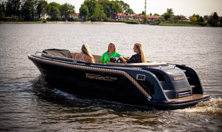 Topcraft 565 Tender, boot varend op water met passagiers