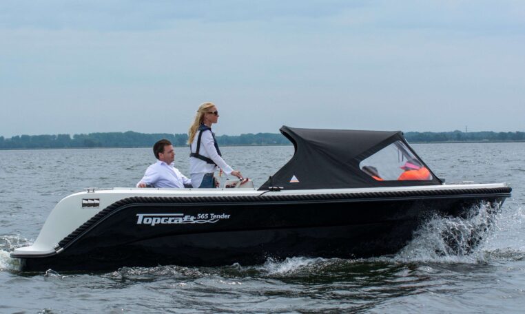 Topcraft 565 Tender, boot varend op water