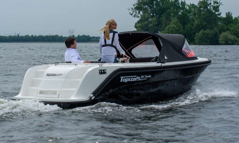 Topcraft 565 Tender, boot varend op water