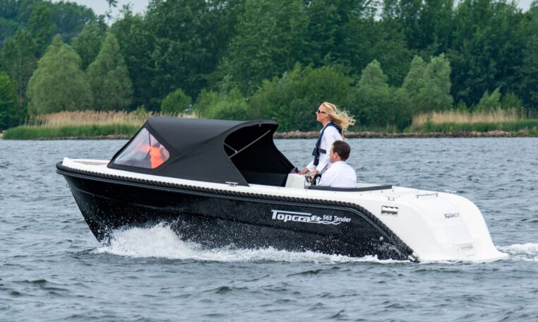 Topcraft 565 Tender, boot varend op water