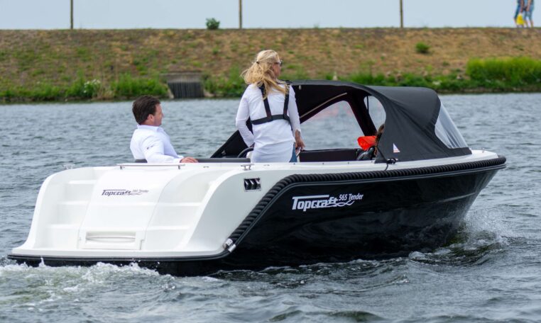 Topcraft 565 Tender, boot varend op water