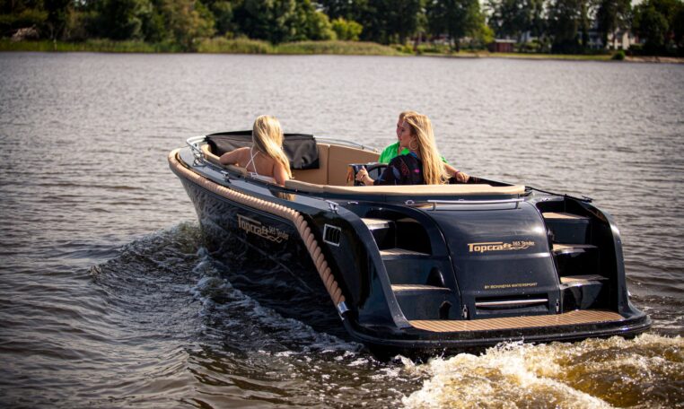 Topcraft 565 Tender, boot varend op water