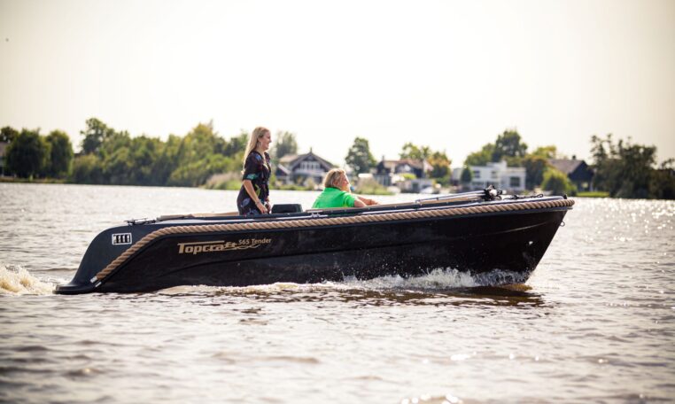 Topcraft 565 Tender, boot varend op water