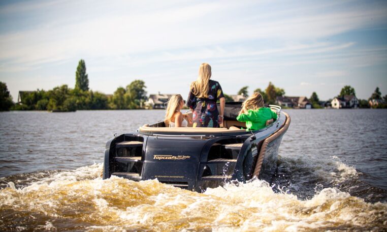 Topcraft 565 Tender, boot varend op water