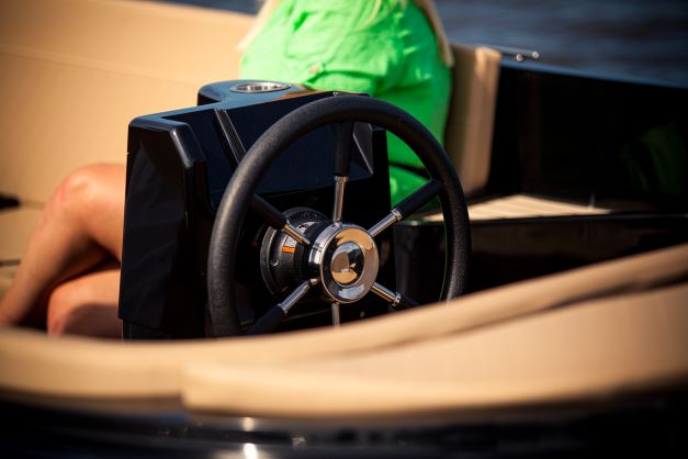 Topcraft 565 Tender, stuurwiel close-up cockpit