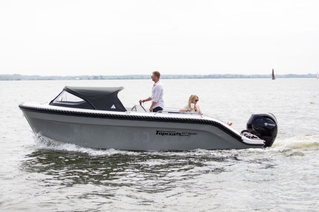 Topcraft 627 Tender, boot varend op water met mensen