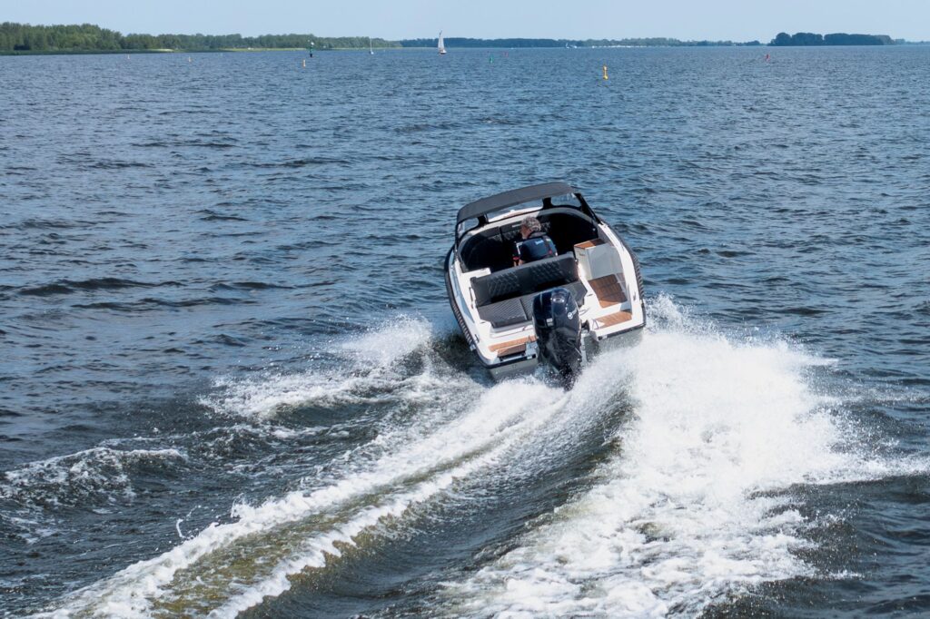 Topcraft 627 Tender, boot varend op water