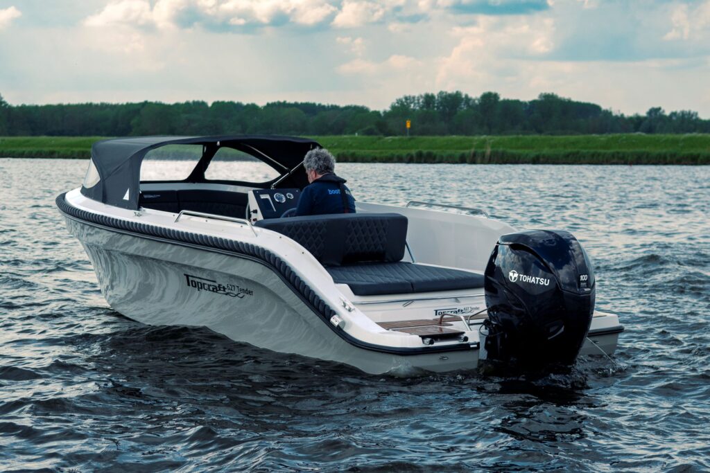 Topcraft 627 Tender, boot varend op water