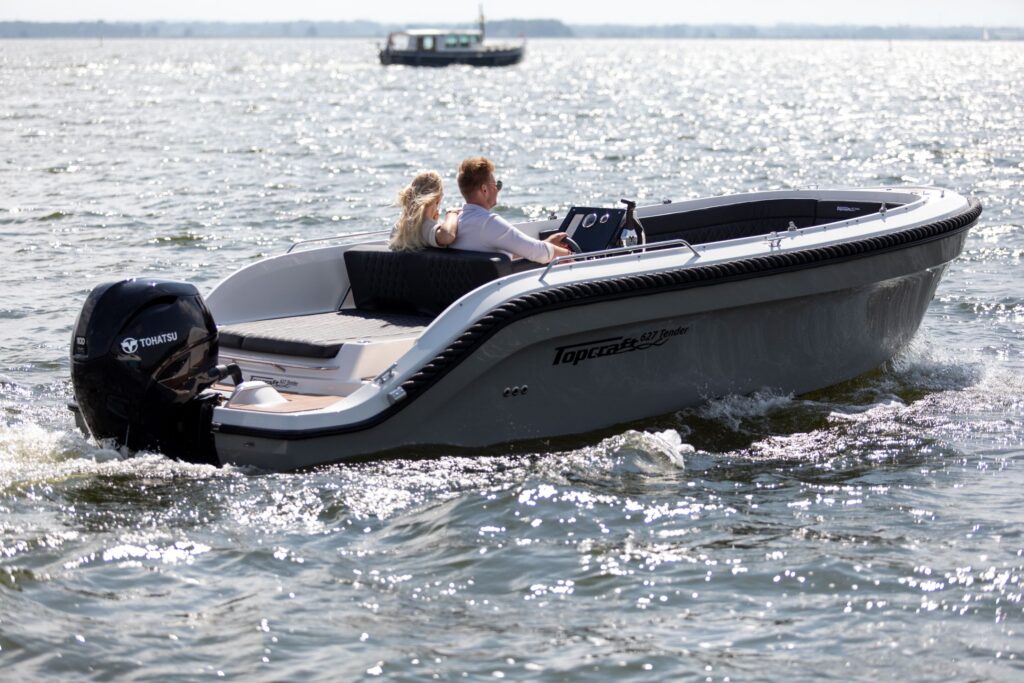 Topcraft 627 Tender, boot varend op water