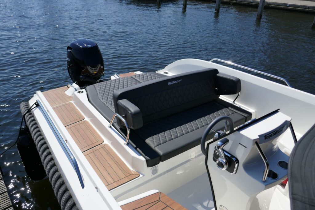 Topcraft 627 Tender, cockpit met zitbank en motor