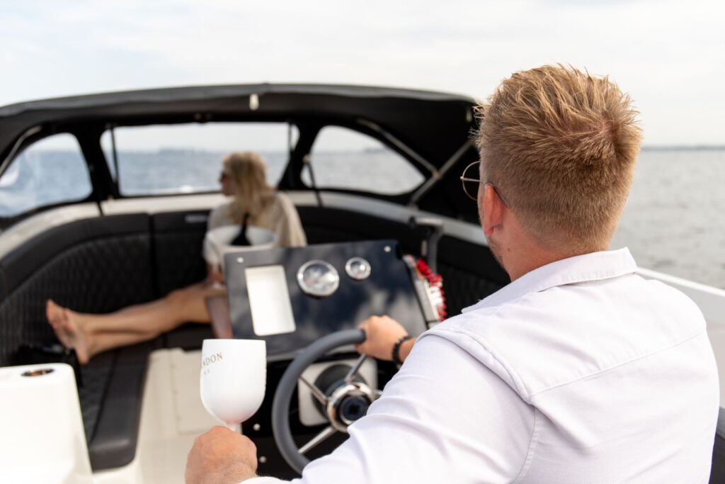 Topcraft 627 Tender, man aan het stuur