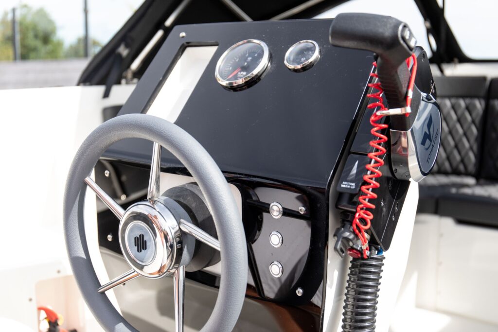Topcraft 627 Tender, stuurwiel en dashboard met meters
