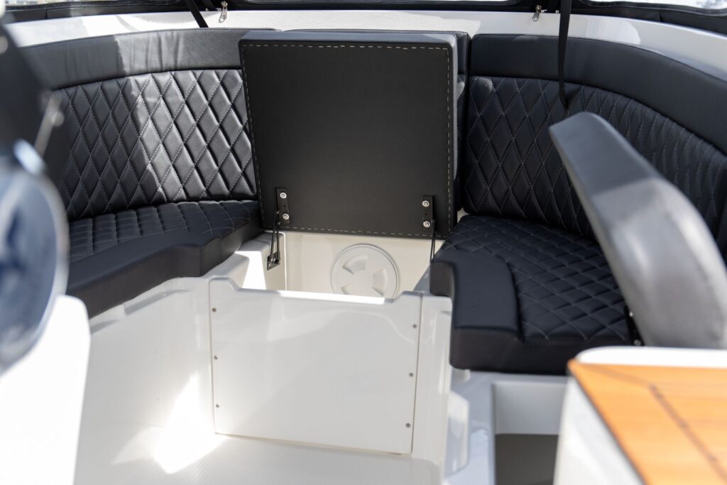 Topcraft 627 Tender, zitbank met opbergruimte cockpit