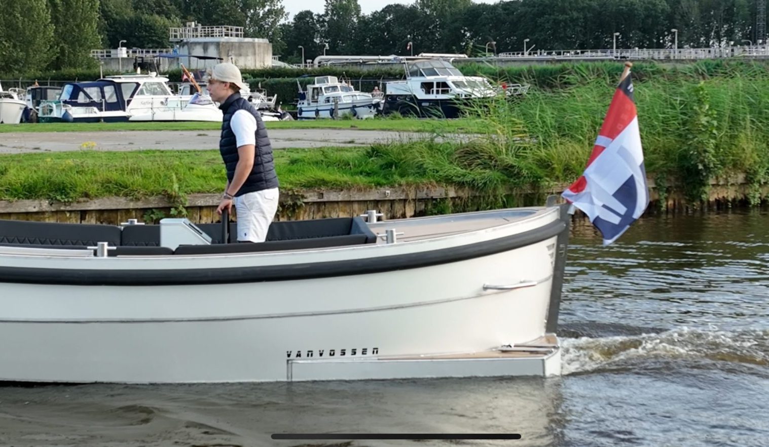 Van Vossen Plugin-E-Sloep 600, boot vaart op water