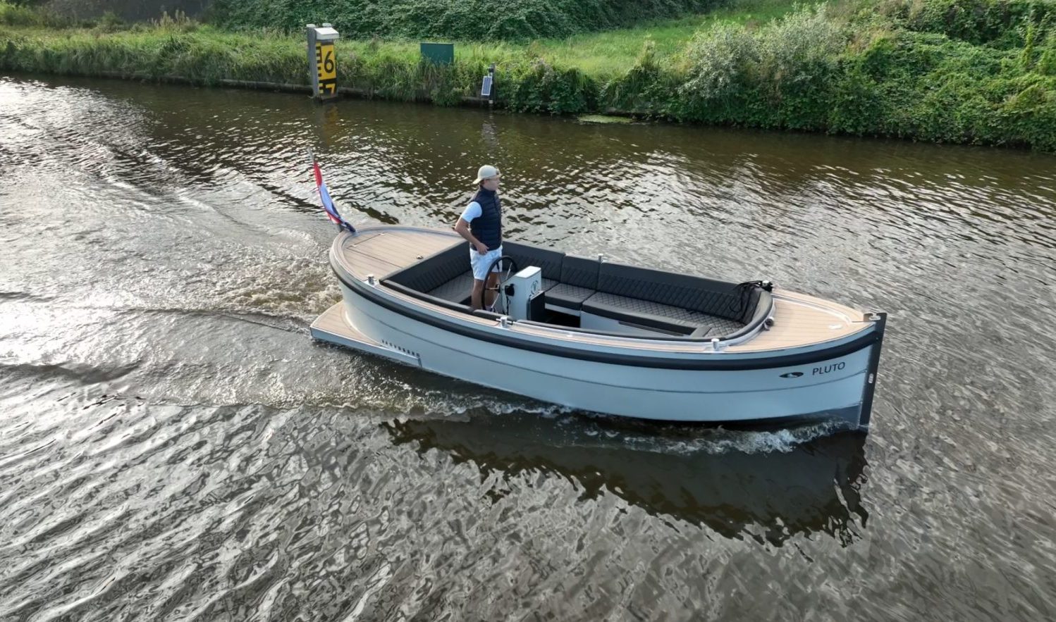 Van Vossen Plugin-E-Sloep 600, boot varend op kanaal