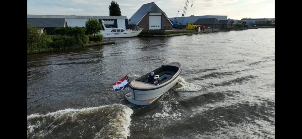 Van Vossen Plugin-E-Sloep 600, boot varend op rivier