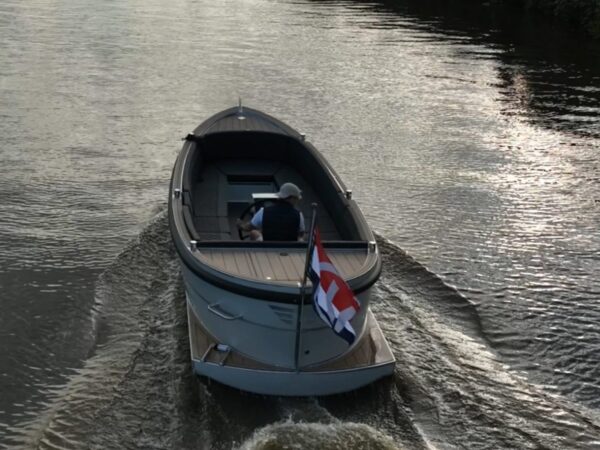 Van Vossen Plugin-E-Sloep 600, boot varend op rivier