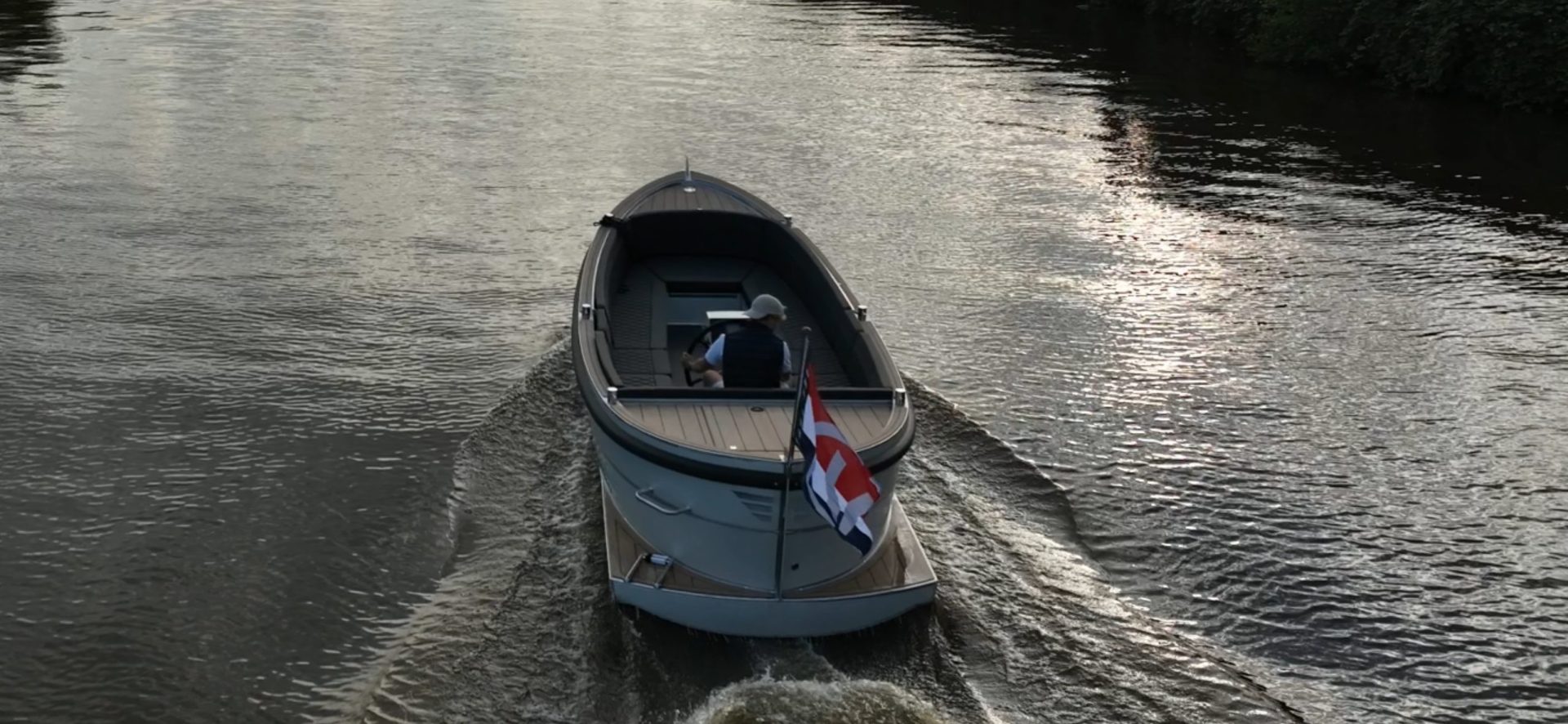 Van Vossen Plugin-E-Sloep 600, boot varend op rivier