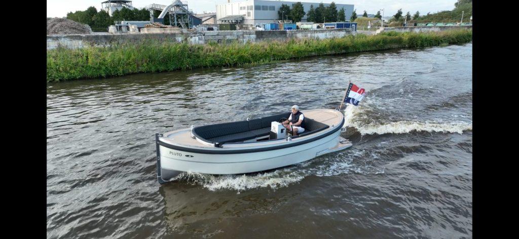 Van Vossen Plugin-E-Sloep 600, boot varend op water