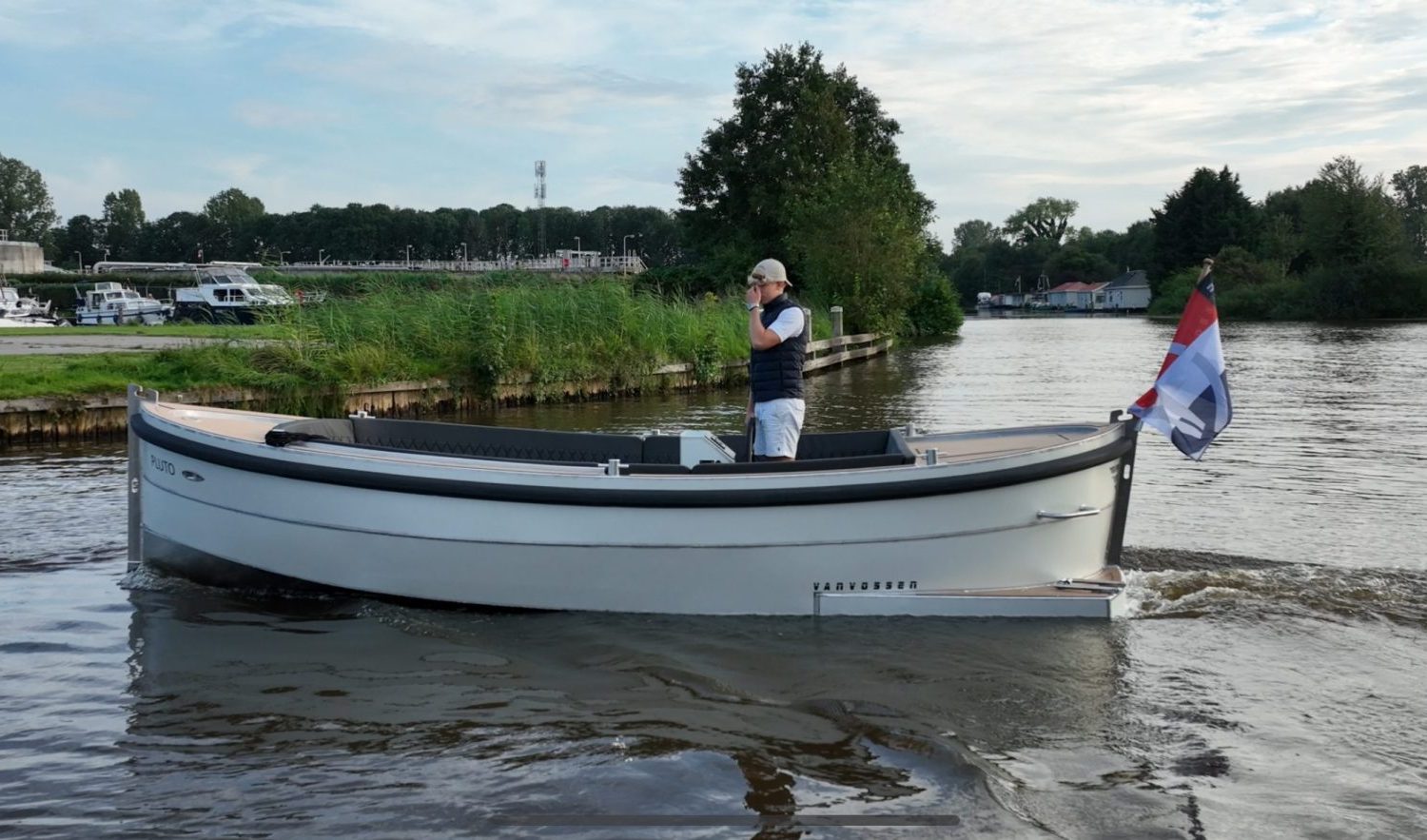 Van Vossen Plugin-E-Sloep 600, sloep varend op rivier