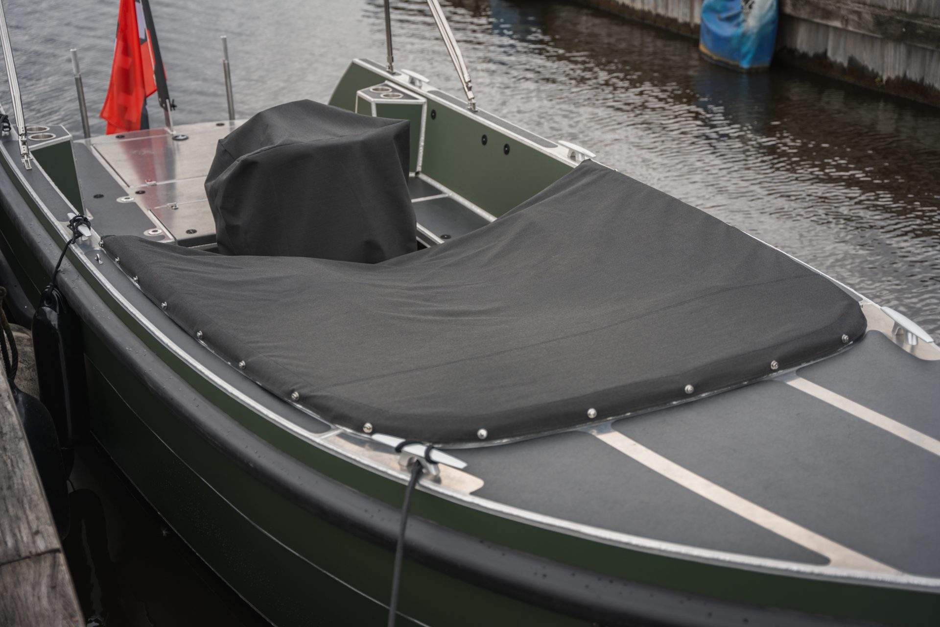 Van Vossen Plugin-E-SloepTender 595, boot met afgedekte zitplaatsen afgemeerd