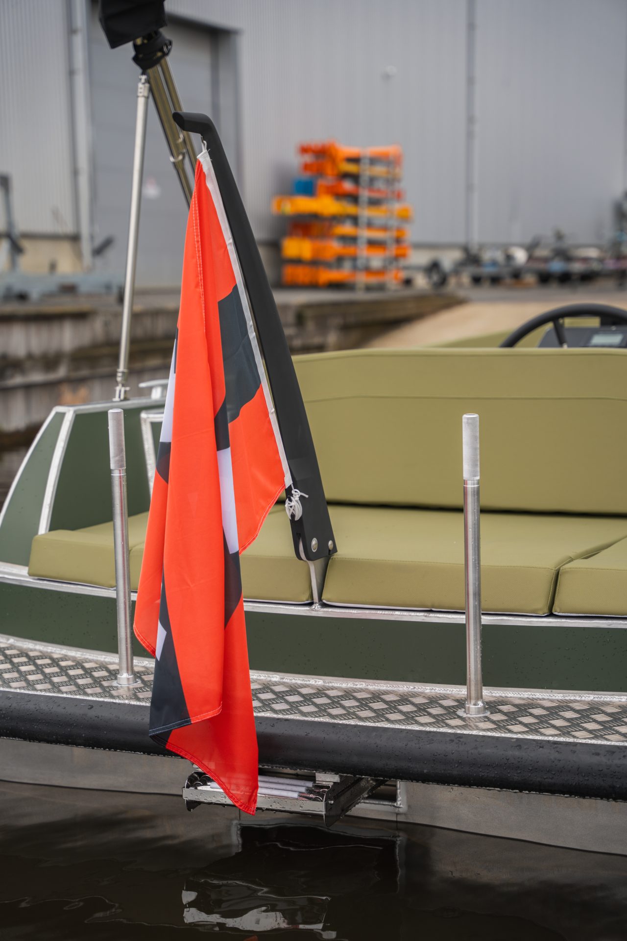 Van Vossen Plugin-E-SloepTender 595, boot met oranje vlag