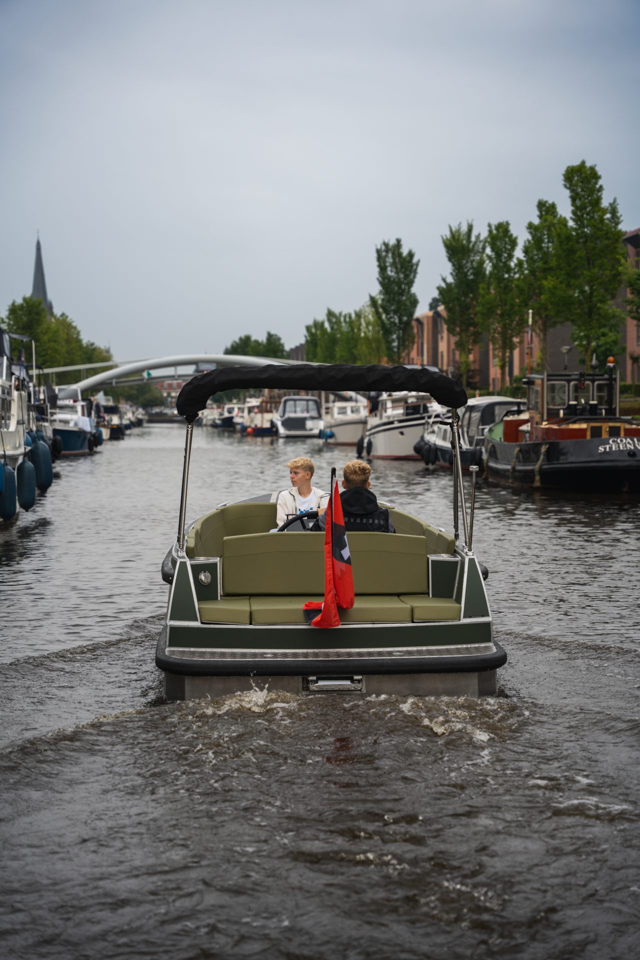 Van Vossen Plugin-E-SloepTender 595, boot varend door gracht