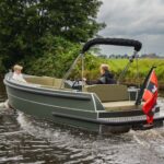 Van Vossen Plugin-E-SloepTender 595, boot varend op rivier