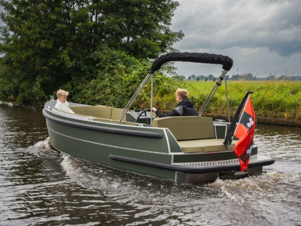 Van Vossen Plugin-E-SloepTender 595, boot varend op rivier