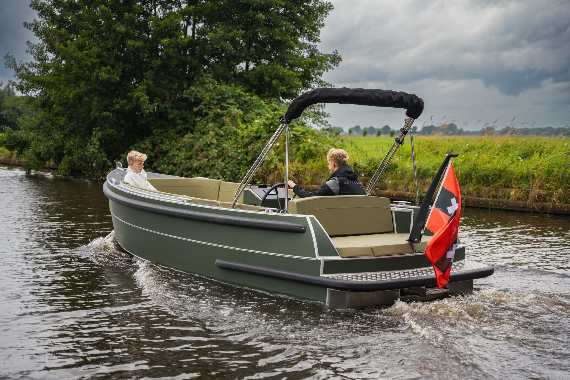 Van Vossen Plugin-E-SloepTender 595, boot varend op rivier