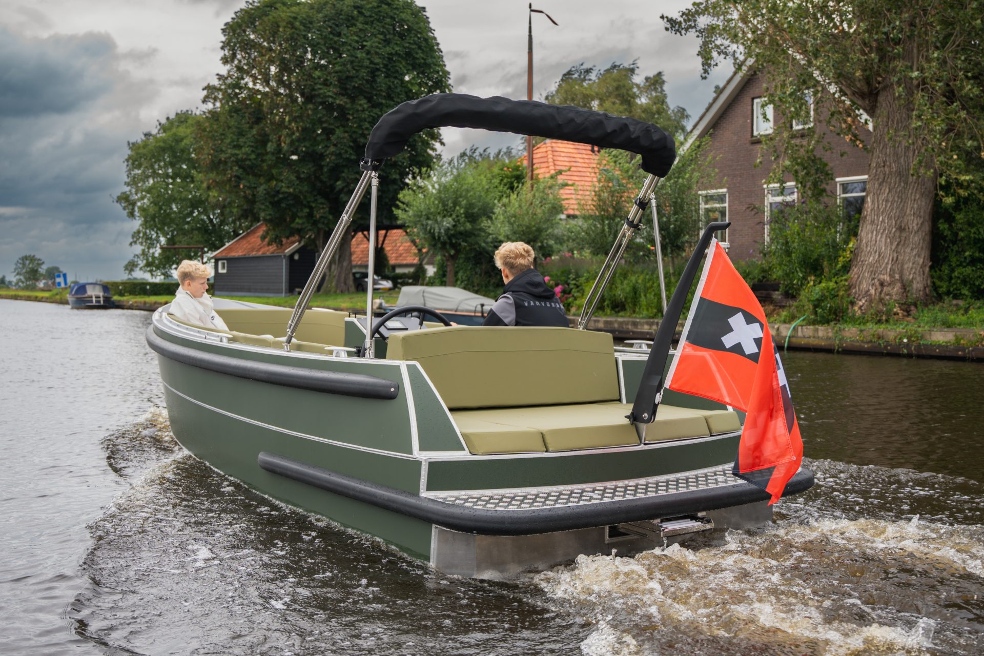 Van Vossen Plugin-E-SloepTender 595, boot varend op water