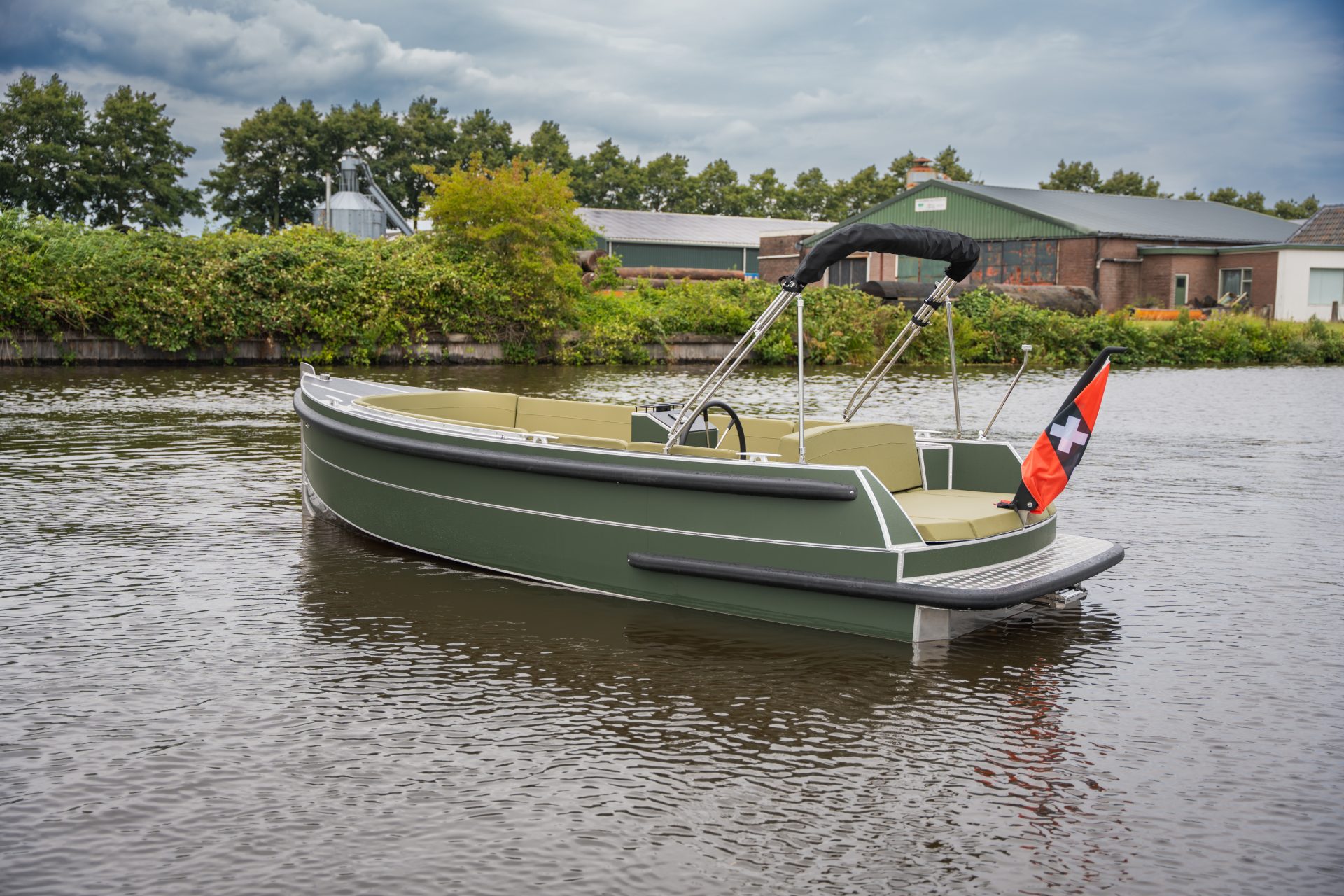 Van Vossen Plugin-E-SloepTender 595, groene sloep op water