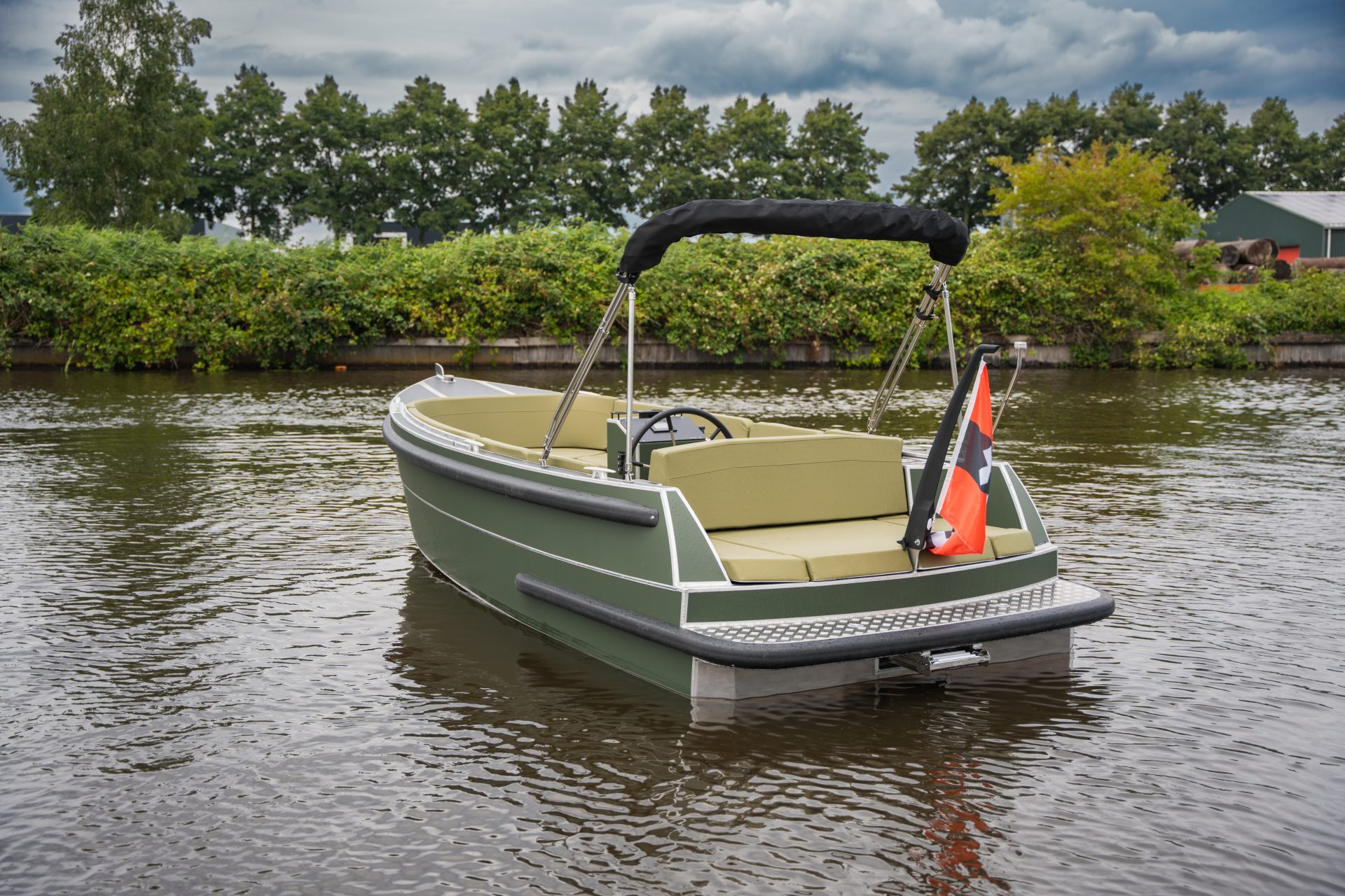 Van Vossen Plugin-E-SloepTender 595, groene sloep op water